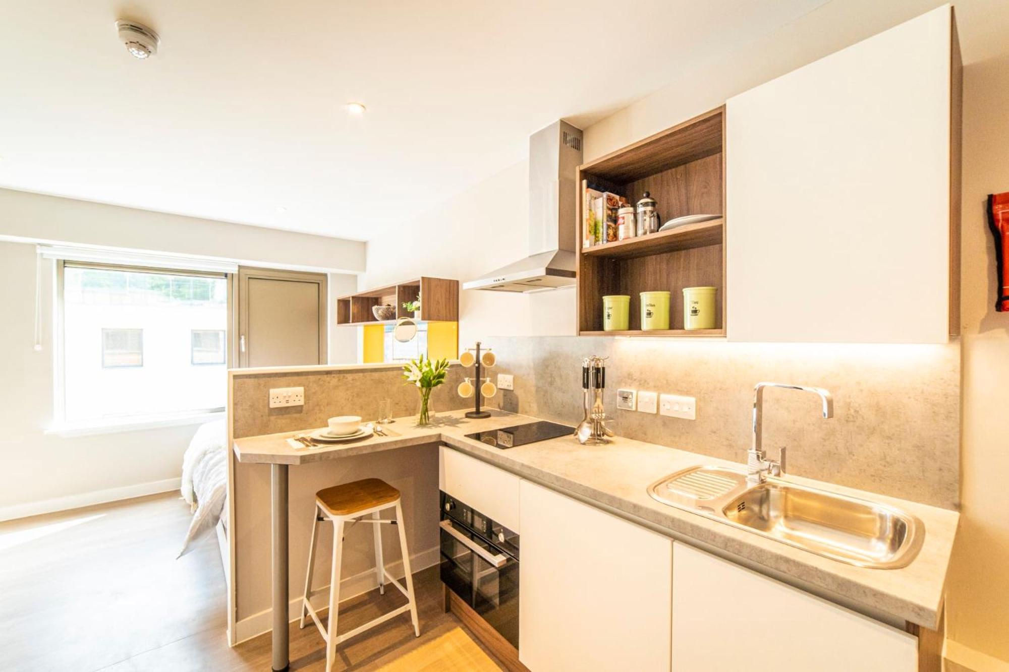 Stylish Studio Accommodations With Kitchen At Brewer'S Court In Edinburg Exteriör bild